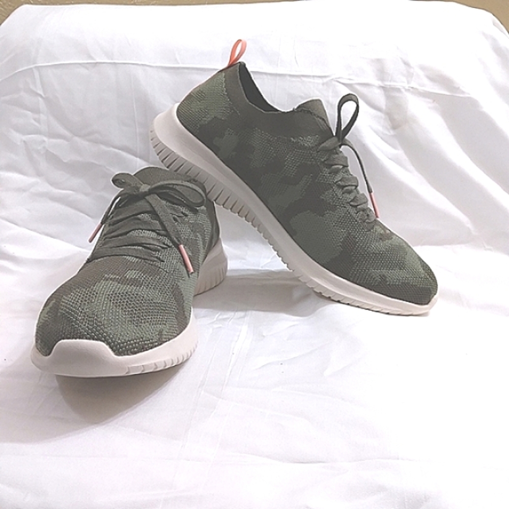 Skechers Sneakers Women Size 9 Green Camo Air Cooled Memory Foam.